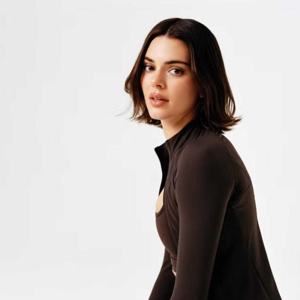 Woman with a jaw-length preppy bob hairstyle, soft natural waves and a relaxed, minimalist look – 2025 hair trend.